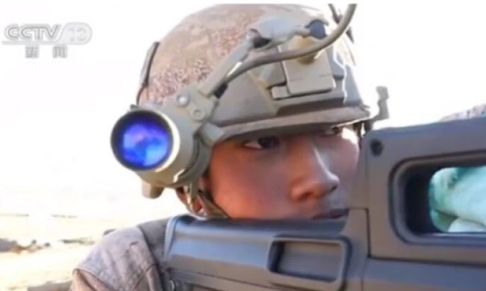 Κινέζοι στρατιώτες εξοπλισμένοι με ψηφιακή συσκευή μάχης με "λειτουργία αυτοκαταστροφής"